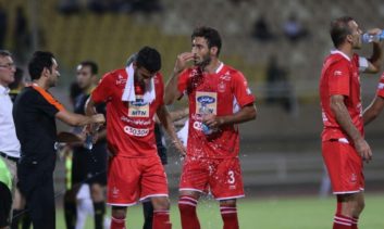 شجاع خلیل زاده - شجاع خلیلزاده مدافع تیم پرسپولیس گفت: متأسفانه همه دست به دست همه دادند تا پرسپولیس را زمین بزنند. همه کار میکنند تا ما را زمین برنند.