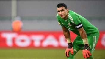 عصام الحضری سنگربان ۴۵ ساله تیم ملی مصر با فراعنه وداع کرد. او رکورددار مسن‌ترین بازیکن تاریخ جام جهانی است. عمر مومنی آخرین طرح خودش را به این سنگربان تاریخ‌ساز اختصاص داده است.