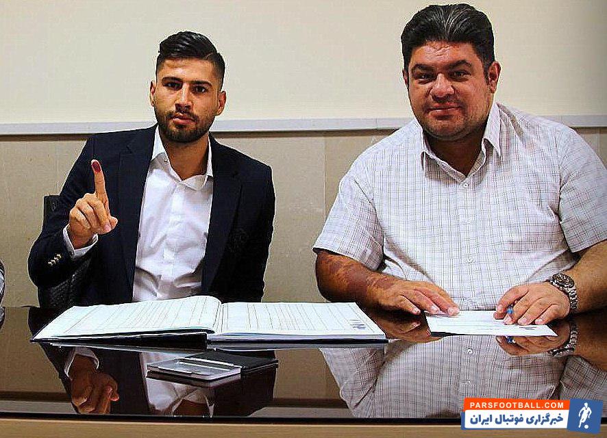 قرارداد ایمان سلیمی با حضور در هیئت فوتبال استان به ثبت رسید ایمان سلیمی با حضور در دفتر باشگاه قرارداد خود را به مدت ۴ فصل با باشگاه تراکتورسازی امضا کرد.