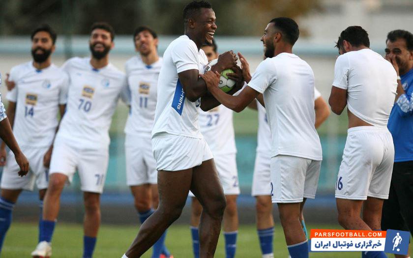 شفر به دلیل سفر به چین برای اجلاس سالانه مربی های شاغل در لیگ قهرمانان آسیا 3 روز در تمرین استقلال غایب بود اما او از روز گذشته به تمرین استقلال برگشت.