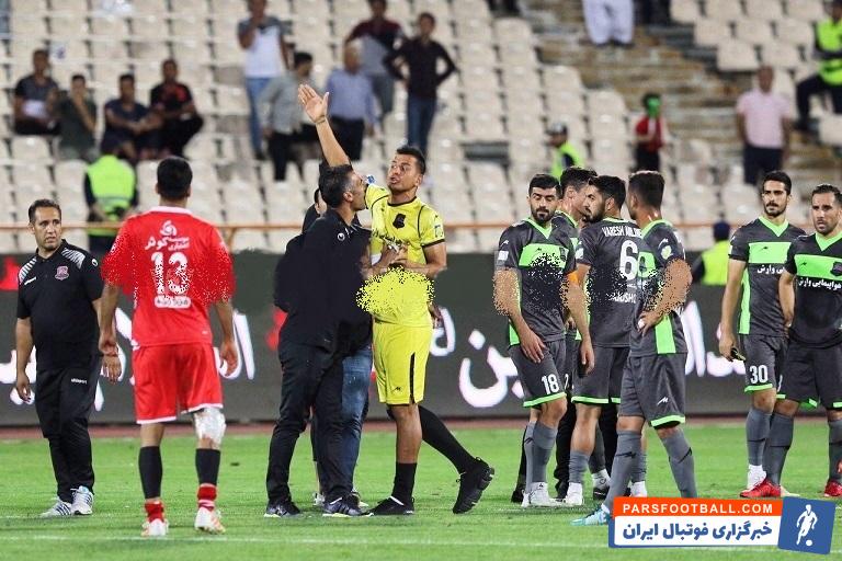 حامد لک دروازهبان شماره یک نساجی است حامد لک پس از دیدار مقابل پرسپولیس همراه با سایر اعضای تیمش به قضاوت داور این مسابقه معترض شد.