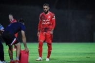 اشکان دژاگه کاپیتان تیم ملی فوتبال ایران است اشکان دژاگه به دستور تعویض خود در نیمه اول وقت های اضافه به شدت واکنش نشان داد.