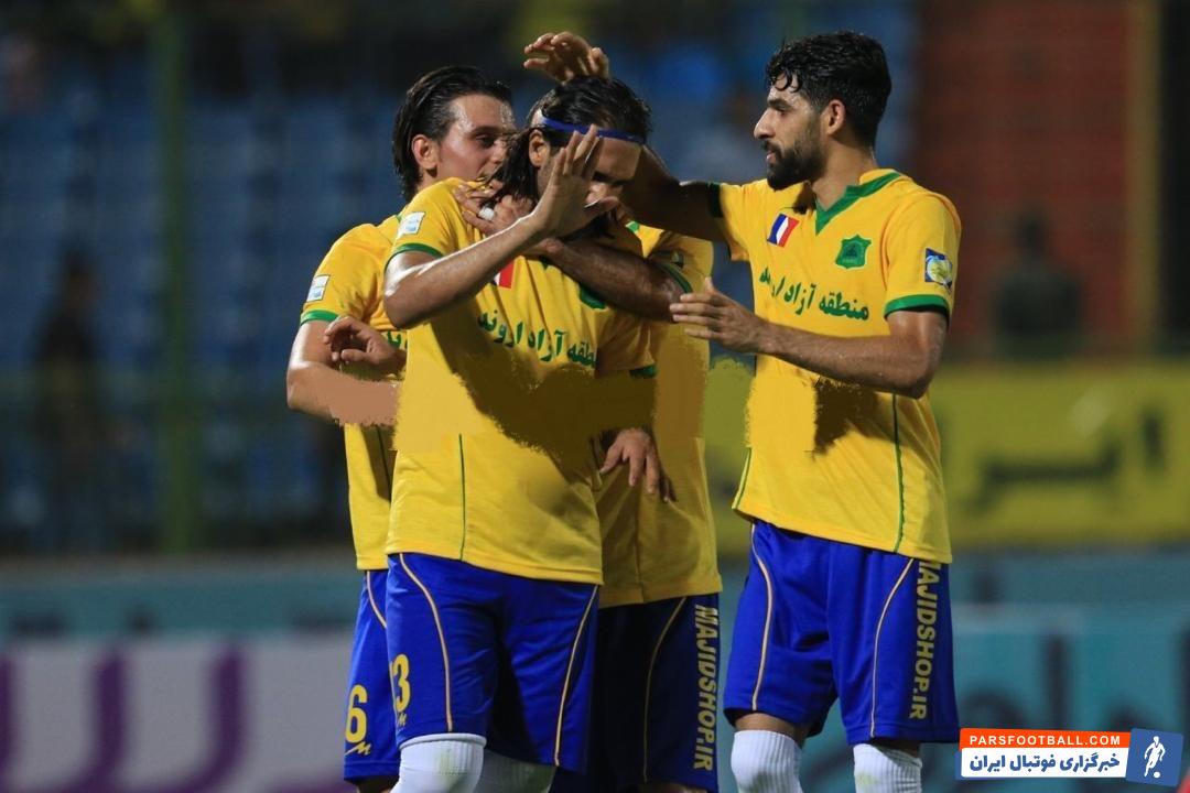 کرار جاسم جاسم کرار در مقابل تراکتور همه کار کرد به جز شادی پس از گل جاسم کرار در استقلال بازی کرد، در شاهین حضور داشت و در صنعت نفت هم می درخشد.