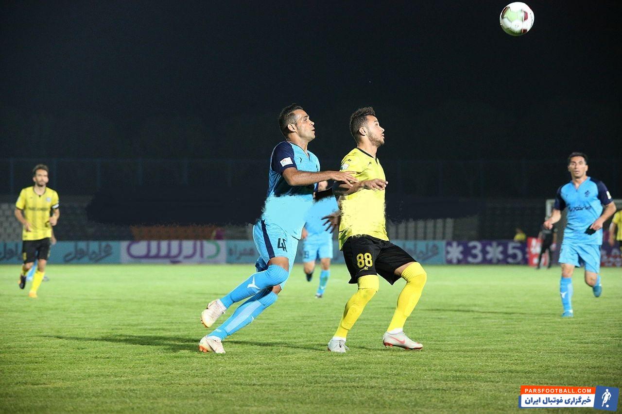 حمودی در بازی با پارس در بسیاری از صحنه ها با مجید علیاری مدافع چپ تیم پارس جنوبی در چالش بود چرا که حمودی یک مدافع راست تهاجمی است.