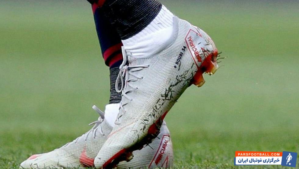 حک عبارت « نوری ۳۴» روی کفش های دمبله