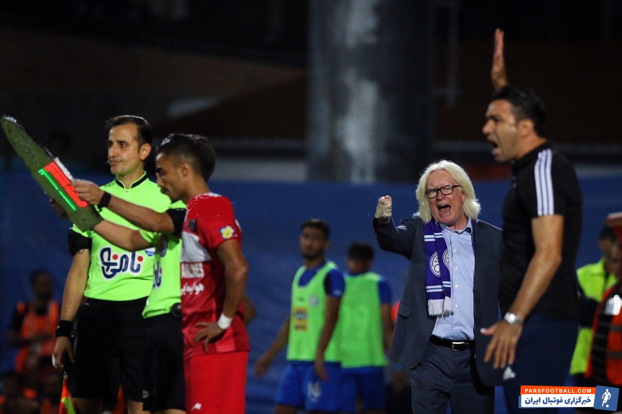 جذاب‌تر از اتفاقات داخل زمین دیدار تیم شفر و نکونام ، جدال شفر و نکونام سرمربیان دو تیم برای فریاد زدن و اعتراض‌ها در کنار خط طولی جلب توجه می‌کرد.