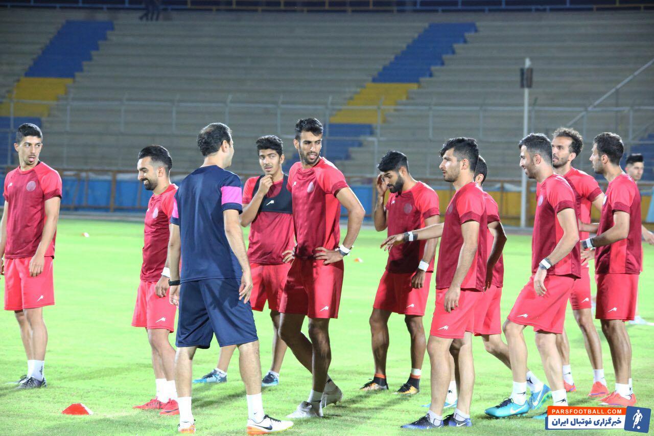 تمرینات پارس جنوبی از روز گذشته در شهرستان جم پیگیری شد دیدار پارس جنوبی جم و پیکان تهران ساعت 18:30 روز جمعه در ورزشگاه تختی جم برگزار می شود.