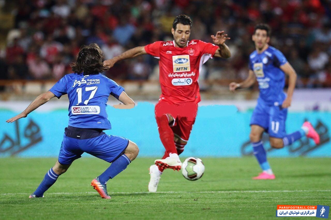 خلیل زاده مدافع تیم پرسپولیس برای سومین بازی پیاپی مجبور شد در پست غیر تخصصی اش به میدان برود پس از مصدومیت حسین ماهینی خلیل زاده به پست دفاع راست منتقل شد .