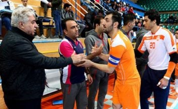 فرهاد فخیم بازیکن مس سونگون یک روز پیش از بازی با مقاومت در قرچک و هنگام تمرین در سالن این شهر از سوی تعدادی از لیدر‌های تیم مقابل مورد ضرب و شتم قرار گرفت.