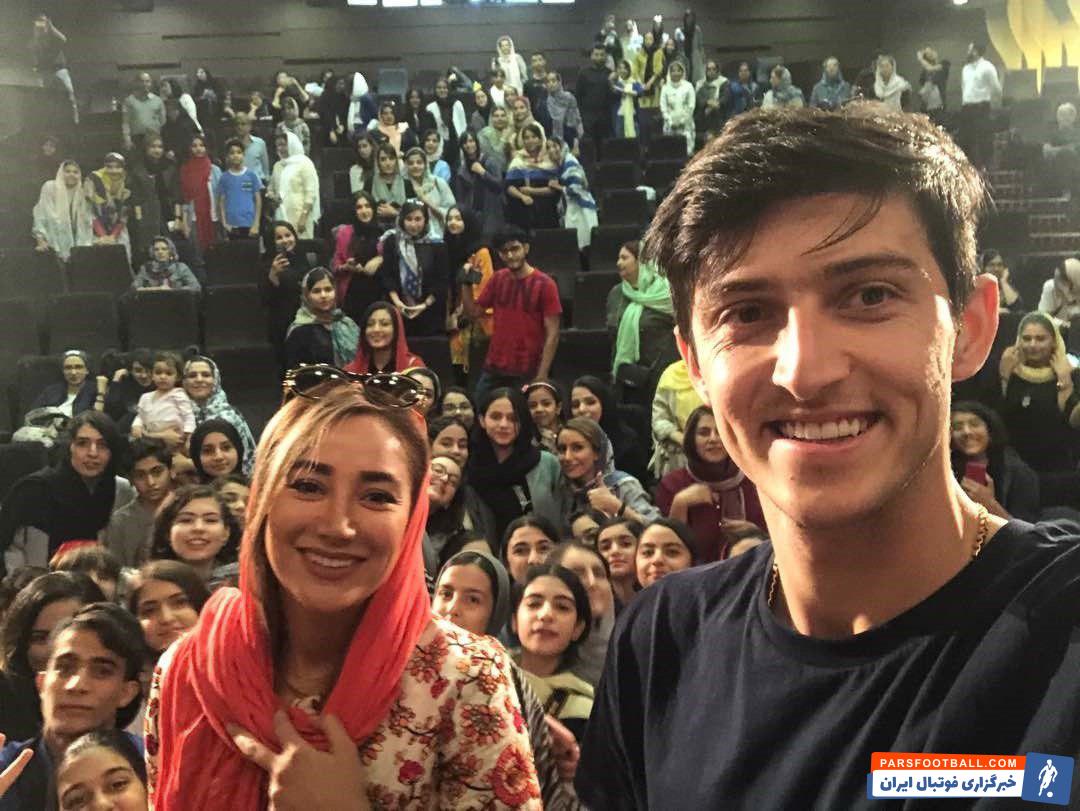 آزمون ؛ تصویری از سلفی گرفتن سردار آزمون با بهاره افشاری در اکران فیلم سریک