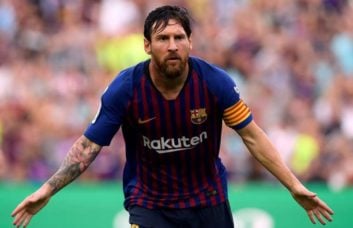 مسی در حال آماده سازی برای راهی کردن فرزندانش به مدرسه و مهد