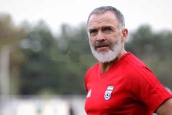 مک درموت دستیار جنجالی این روزهای کارلوس کی‌روش با چهره‌ای خندان در تمرینات تیم ملی ایران حاضر شد مک درموت را با پیراهن قرمز می بینید.