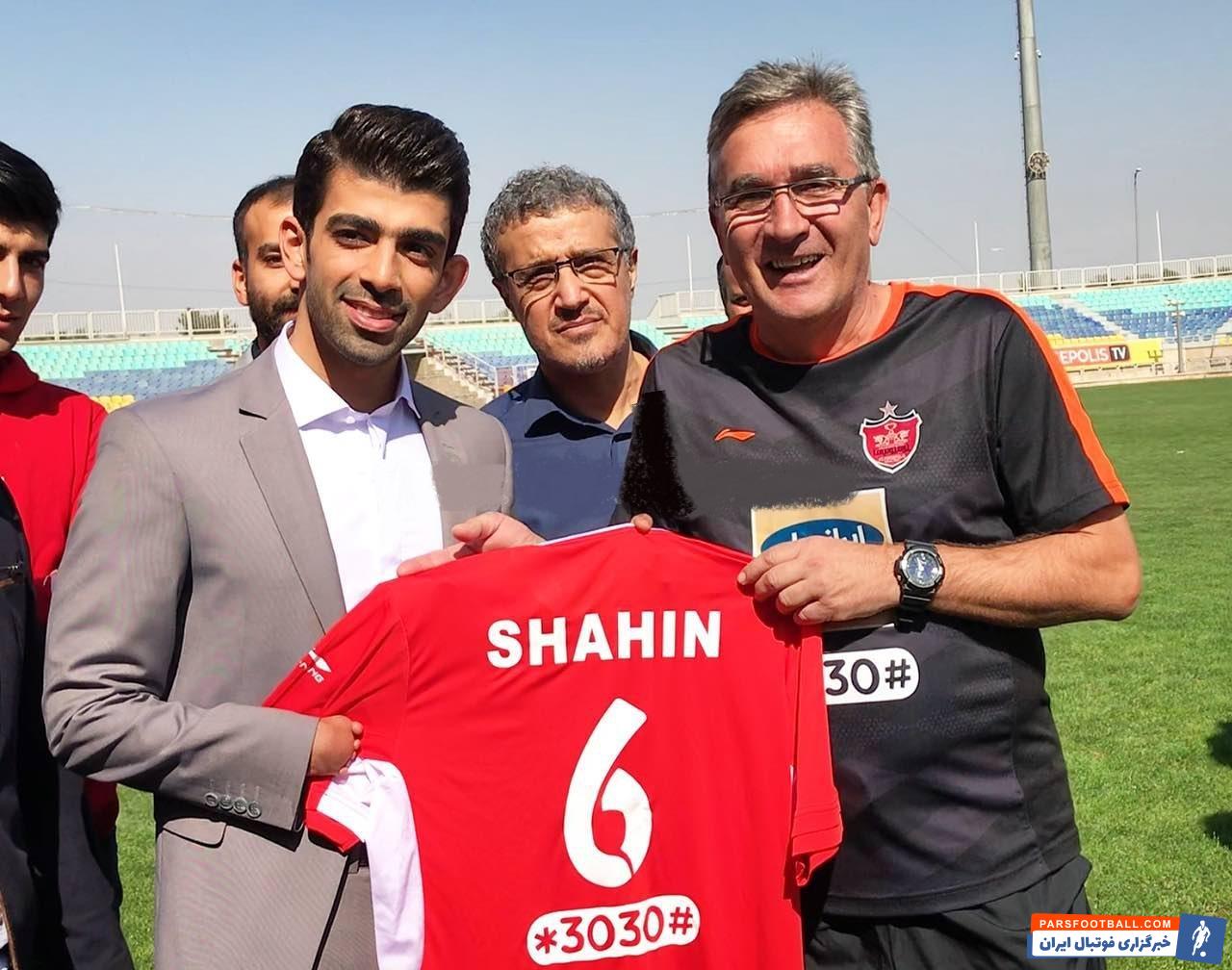 شاهین ایزدیار شناگر موفق ایران در مسابقات پاراآسیایی با شش طلا شگفتی ساز کاروان ایران لقب گرفت شاهین ایزدیار در تمرین امروز پرسپولیس حضور یافته است.
