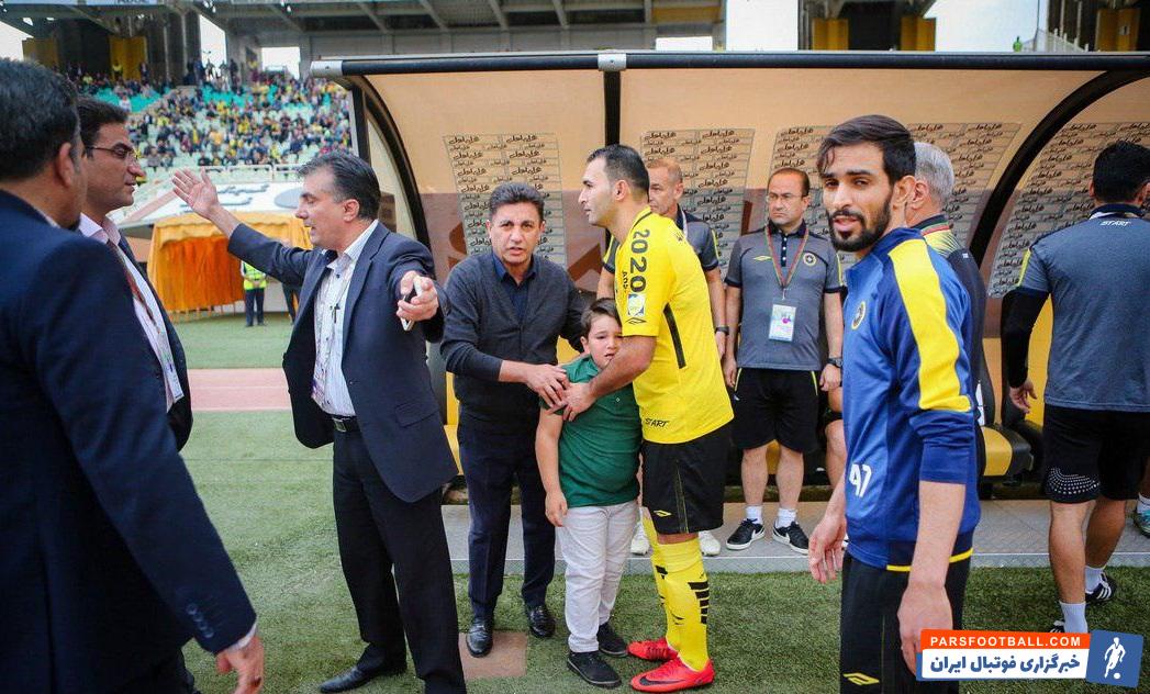 ناظر داوری مانع از حضور برادرزاده عزت الله پورقاز در عکس تیمی سپاهان پیش از دیدار با نساجی شد و طبیعی بود با این مخالفت گریه برادرزاده پورقاز در آید.