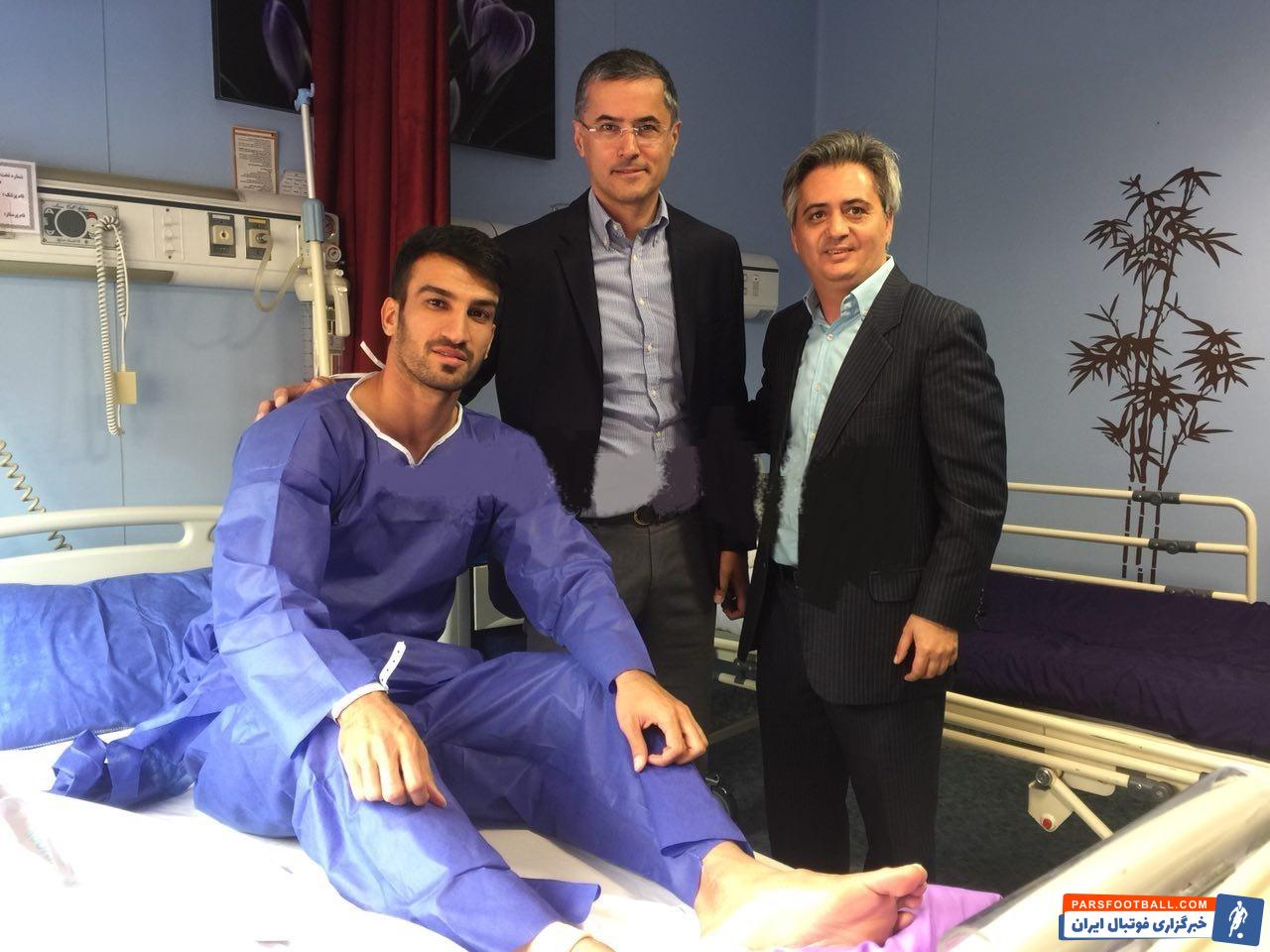 حسین ماهینی کاپیتان دوم پرسپولیس در دیدار مقابل استقلال دچار مصدومیت رباط صلیبی شد حسین ماهینی مدافع باتجربه پرسپولیس امروز صبح تحت عمل جراحی قرار گرفت.