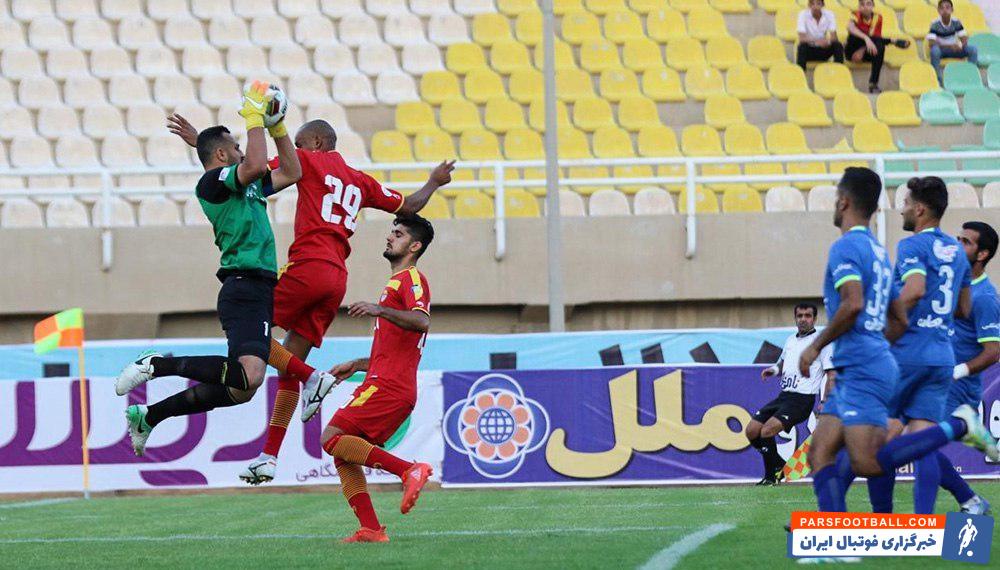 فرزین گروسیان عملکرد بسیار خوبی در دربی شهر اهواز داشت فرزین گروسیان به همین دلیل امیدوار است که در هفته های بعدی هم در چارچوب دروازه تیمش قرار بگیرد.