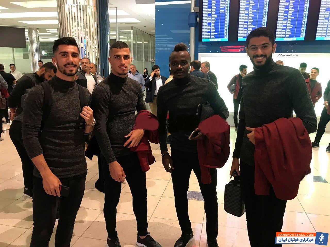 کاروان تیم پرسپولیس به دبی امارات رسید کاروان پرسپولیس که از لباس های متحد الشکل استفاده میکند، پس از رسیدن به دبی این عکس یادگاری را ثبت کرد.