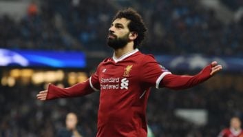 لیورپول ؛ محمد صلاح در پایان دیدار برابر ناپولی پیراهنش را به آنچلوتی داد