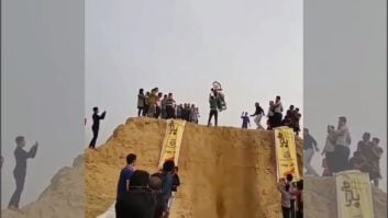 حرکات نمایشی با موتور پرشی در کوهستان