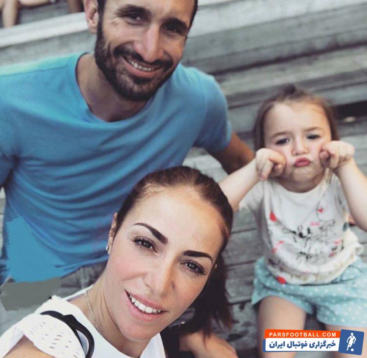 مدت زیادی بود که تصویری از جورجو کیه لینی همسرش منتشر نشده بود اما در روزهای اخیر عکس های این بازیکن به همراه بانو کیه لینی دیده شده است.