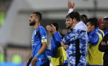 روزبه چشمی خود را از لیست پنالتی زن ها خارج کرد و در این موقعیت حساس تیم فوتبال استقلال بدون چشمی برای زدن پنالتی ها حلقه اتحاد زد.