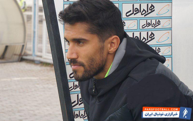 سید حسین حسینی بعد از سه مسابقه دوباره نیمکت نشین شد سید حسین حسینی در جریان گرم کردن بازیکنان استقلال و مهدی رحمتی در کنار او حاضر شد .