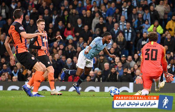 رحیم استرلینگ در موقعیت گلزنی قرار گرفت رحیم استرلینگ در تلاش برای زدن توپ، به زمین چمن لگد زد و نقش زمین شد اما در عین شگفتی داور نقطه پنالتی را نشان داد.