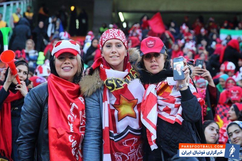 فرزندان محمود خوردبین در حرکتی عجیب عکس یادگاری خود را بعد از این حضور مهم در ورزشگاه آزادی، با عکس محمود خوردبین در دست انداختند .