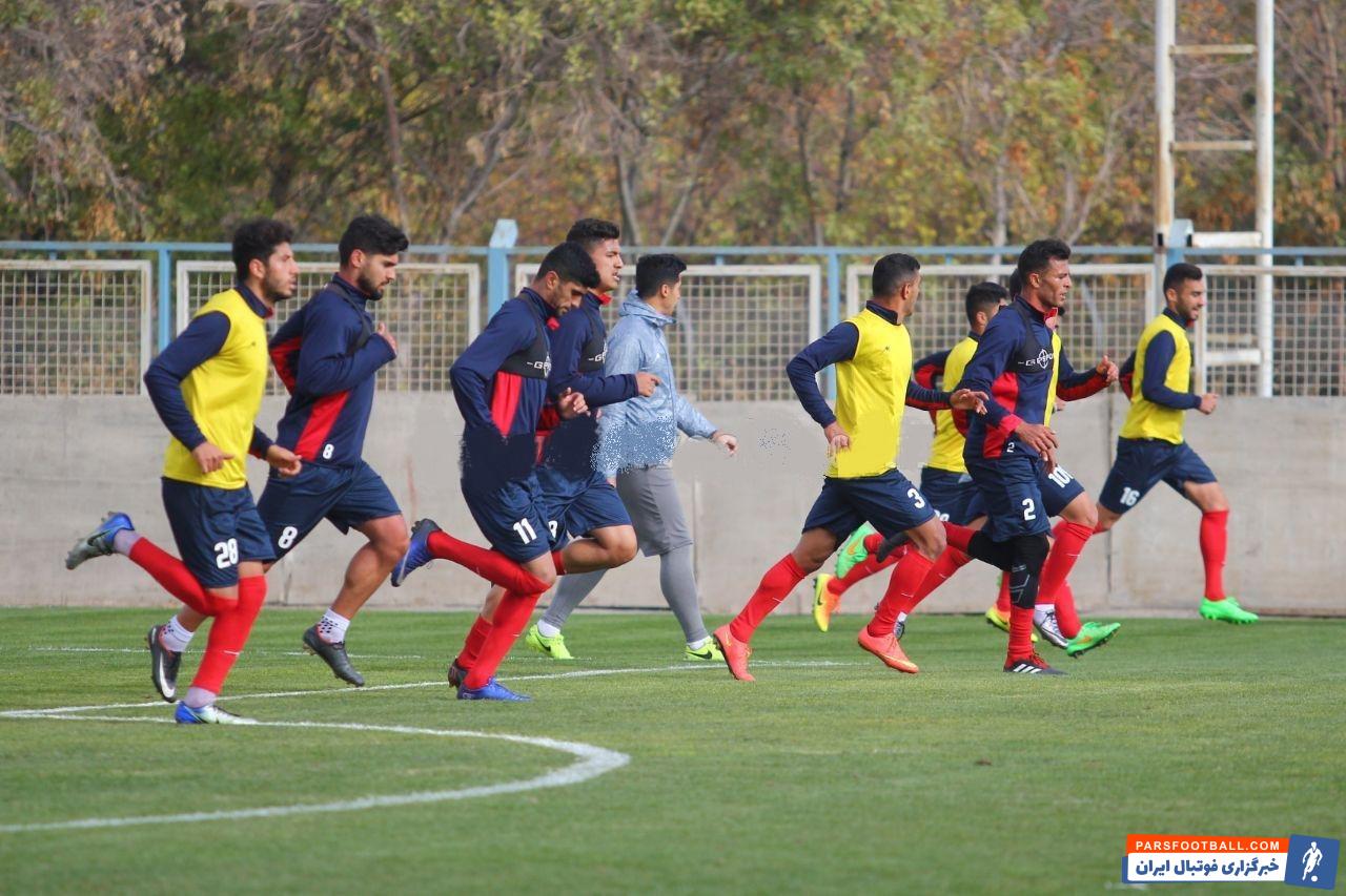 اعضای تراکتورسازی بعد از برتری 4 بر یک مقابل ذوب آهن با نظر کادرفنی چند روز به استراحت پرداختند اعضای تراکتورسازی از روز گذشته تمرینات خود را استارت زدند.