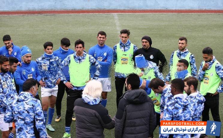 شفر سرمربی استقلال این روزها تمرین های متعددی برای بازیکنان تیمش برگزار می کند تا وینفرد شفر بتواند آبی ها را از بحران خارج کند.