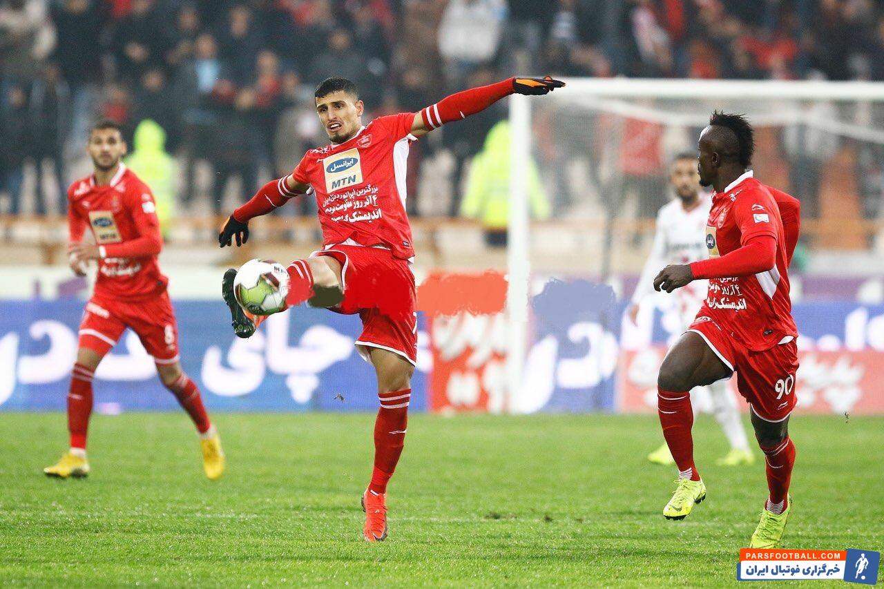 علی علیپور در نیمه دوم دیدار با تراکتورسازی ظاهری عجیب و متفاوت در زمین ظاهر شد تا این موضوع علی علیپور را به سوژه ای برای عکاسان تبدیل کند.