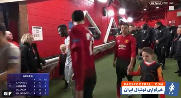 فلینی به سمت چپش نگاه کرد و چیزی پیدا نکرد فلینی حتی به سمت راستش که بازیکنان حریف حضور داشتند هم نگاه کرد و پسربچه ای نیافت و با سردرگمی وارد زمین شد.