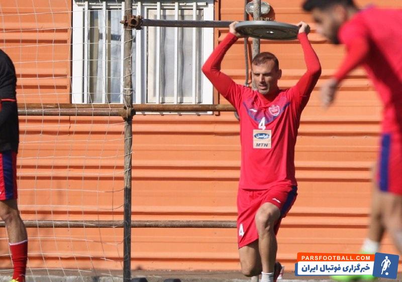 پرسپولیس در این میان گفته می شود سیدجلال حسینی به عنوان کاپیتان از بازیکنان درخواست کرده مصاحبه کنند سیدجلال حسینی خواسته اعتراضشان را به گوش سازمان لیگ برسانند.