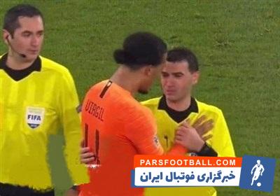 پیش از آغاز این بازی اشک در چشمان اویدو هاتگان داور رومانیایی این بازی نقش بست اویدو هاتگان داور ۳۸ ساله پیش از این بازی مادرش را از دست داده بود.