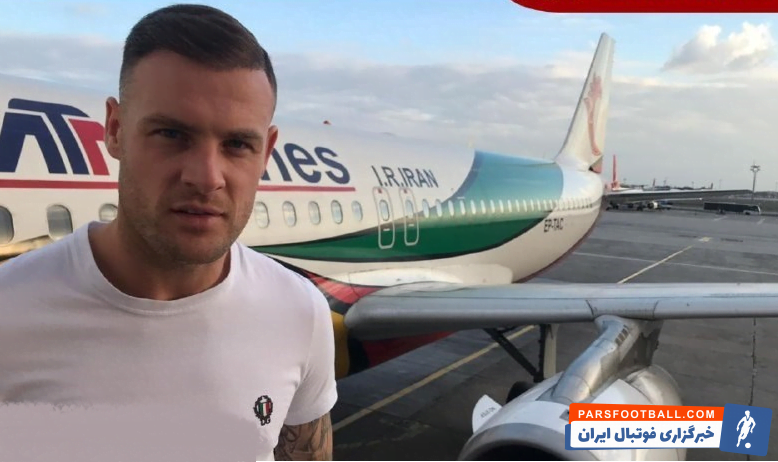 آنتونی استوکس مهاجم ایرلندی تیم تراکتورسازی تبریز است استوکس پس از کشوقوسهای فراوان و شایعات مختلفی که پیرامون بازگشت او به ایران مطرح شده بود بازگشت.