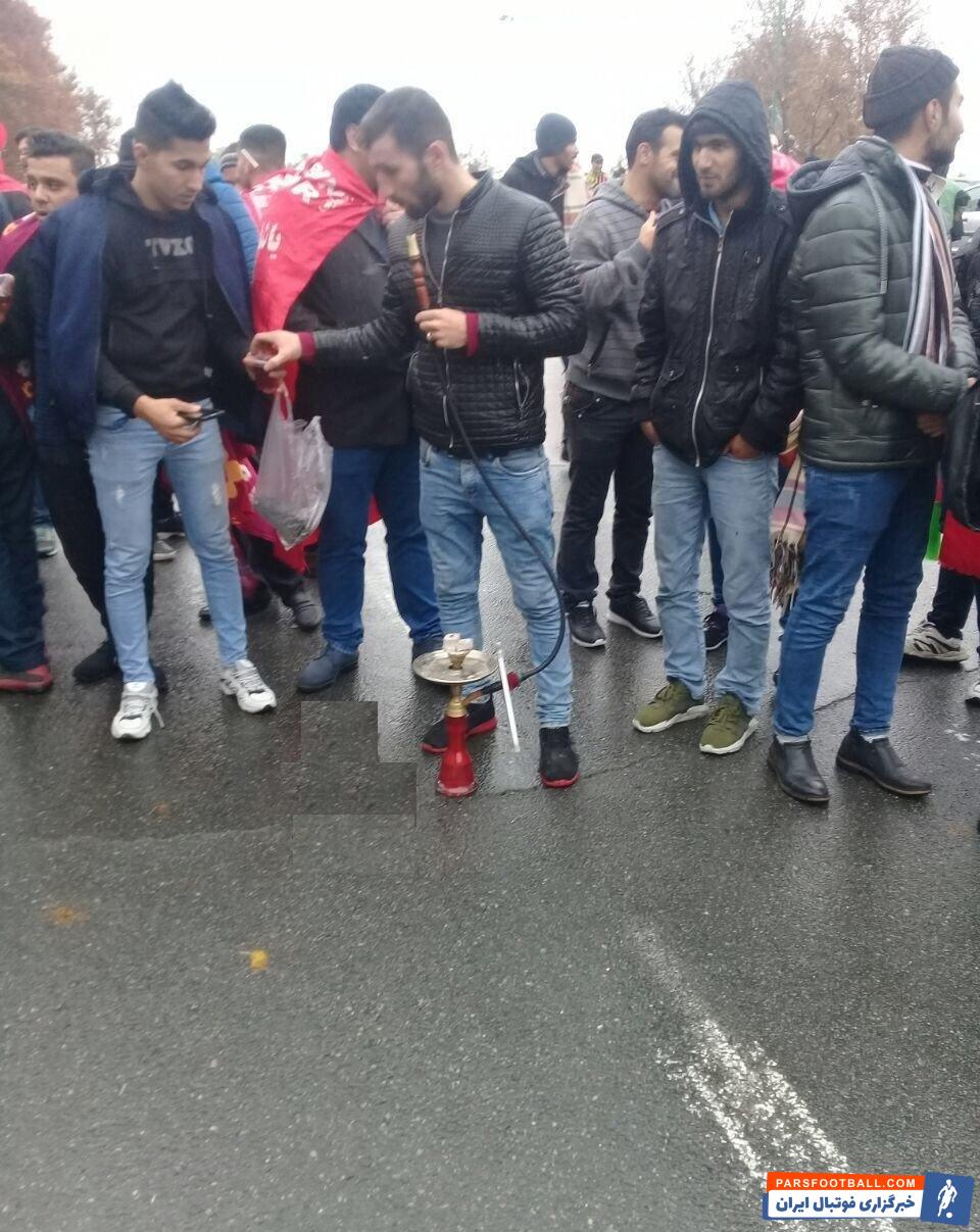 یکی از تماشاگران پرسپولیس که برای تماشای دیدار پرسپولیس و تراکتورسازی در ورزشگاه آزادی حضور دارد، شرایط جالبی را برای خودش ساخته است.