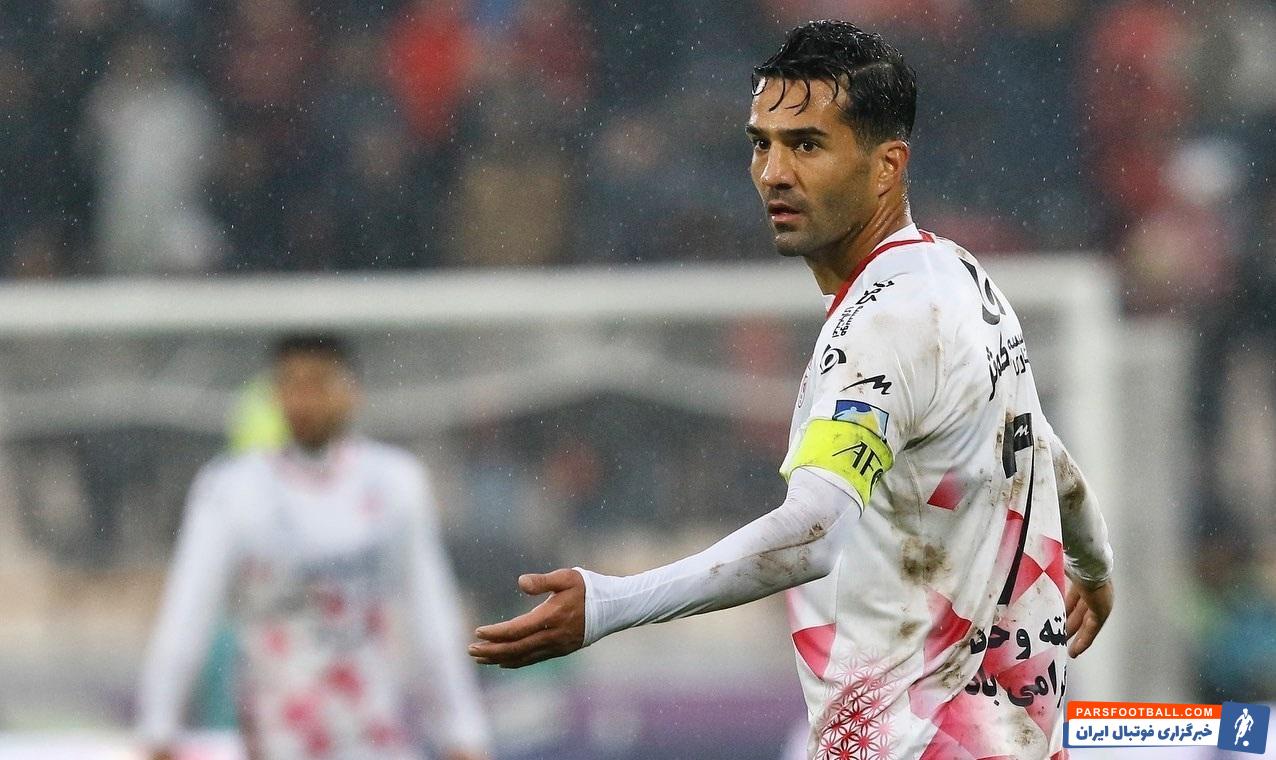 مسعود شجاعی کاپیتان تیم ملی فوتبال کشورمان و تراکتورسازی تبریز است مسعود شجاعی مقابل پرسپولیس از بازوبندهای عجیبی استفاده میکند.