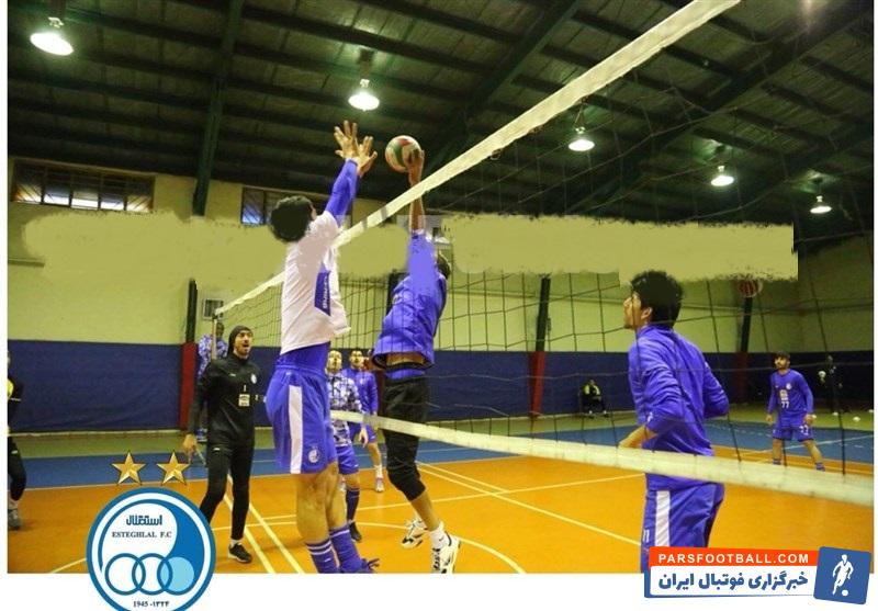 هوای بارانی امروز تهران بازیکنان تیم فوتبال استقلال را به سالن کشاند تا به جای فوتبال بازیکنان تیم فوتبال استقلال والیبال بازی کنند.