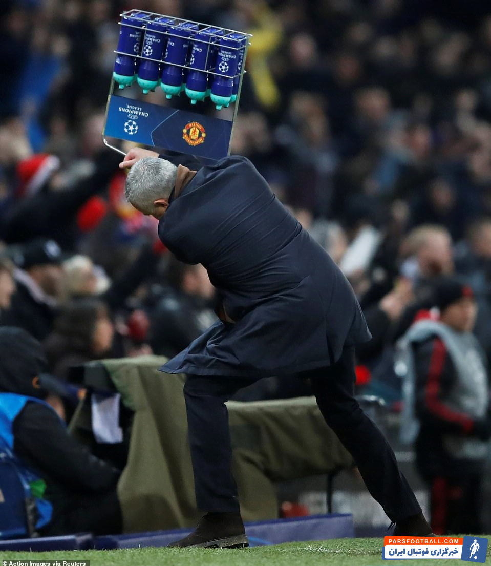 خوشحالی مورینیو با کوبیدن جعبه بطری های آب به زمین