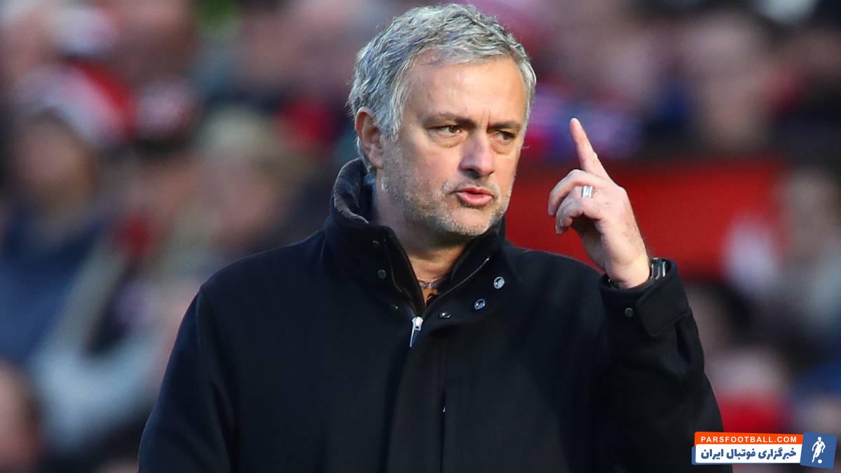 خوشحالی مورینیو با کوبیدن جعبه بطری های آب به زمین