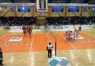 والیبال ؛ دیدار دو تیم شهداب و صنایع اردکان در لیگ والیبال ایران با درگیری همراه بود