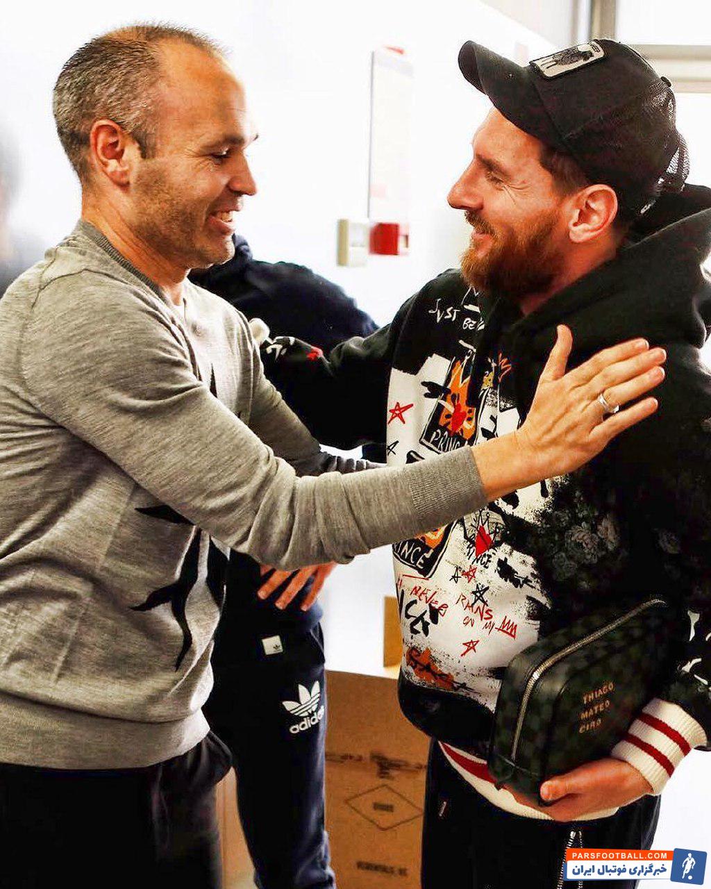 آندرس اینیستا کاپیتان فصل گذشته بارسا است آندرس اینیستا برای دیدار با هم تیمی هایش، شب گذشته در کمپ تمرینی بارسلونا حاضر شد.