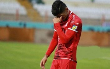 دانیال اسماعیلی فر در دقیقه 50 نتوانست توپ زبیدی را بزند و روی او پنالتی مرتکب شد دانیال اسماعیلی در پایان دیدار با فولاد اشک هایش سرازیر شد.