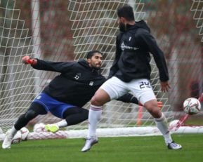 حسین حسینی گلر ملی پوش استقلال است حسین حسینی در یکی از کلیدی ترین هفته ها در راه حضور در فهرست نهایی جام ملت ها 90 دقیقه روی نیمکت نشست.