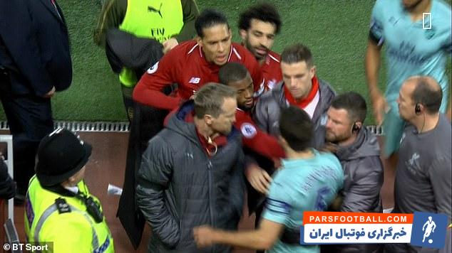 در بازی لیورپول و آرسنال سوکراتیس و صلاح درحال بیرون رفتن از زمین در حال درگیری لفظی بودند که ویرژیل فندایک بین صلاح و سوکراتیس قرار گرفت .