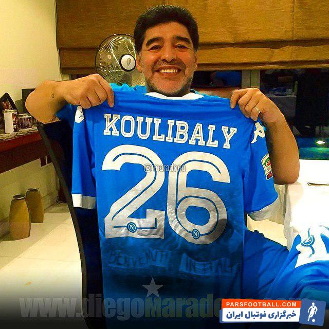 دیگو مارادونا اسطوره فوتبال آرژانتین است مارادونا از کالیدو کولیبالی، مدافع ناپولی که در دیدار مقابل اینتر مورد توهین نژادپرستانه قرار گرفت، حمایت کرد.