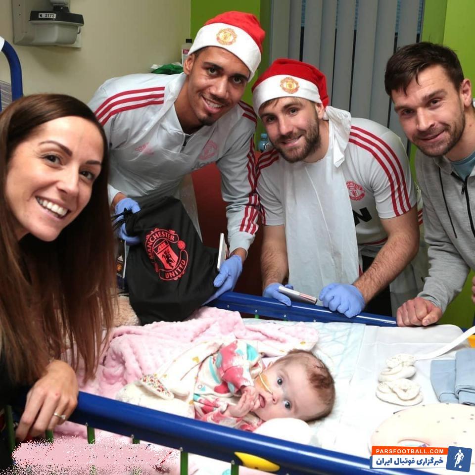 در حالی که دیروز صبح مورینیو از منچستریونایتد اخراج شد بازیکنان منچستریونایتد بدون سرمربیشان و طبق برنامه از قبل تعیین شده به عیادت کودکان بیمار رفتند.