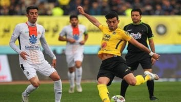 تصویری از تیپ و ظاهر بختیار رحمانی در یک روز پاییزی