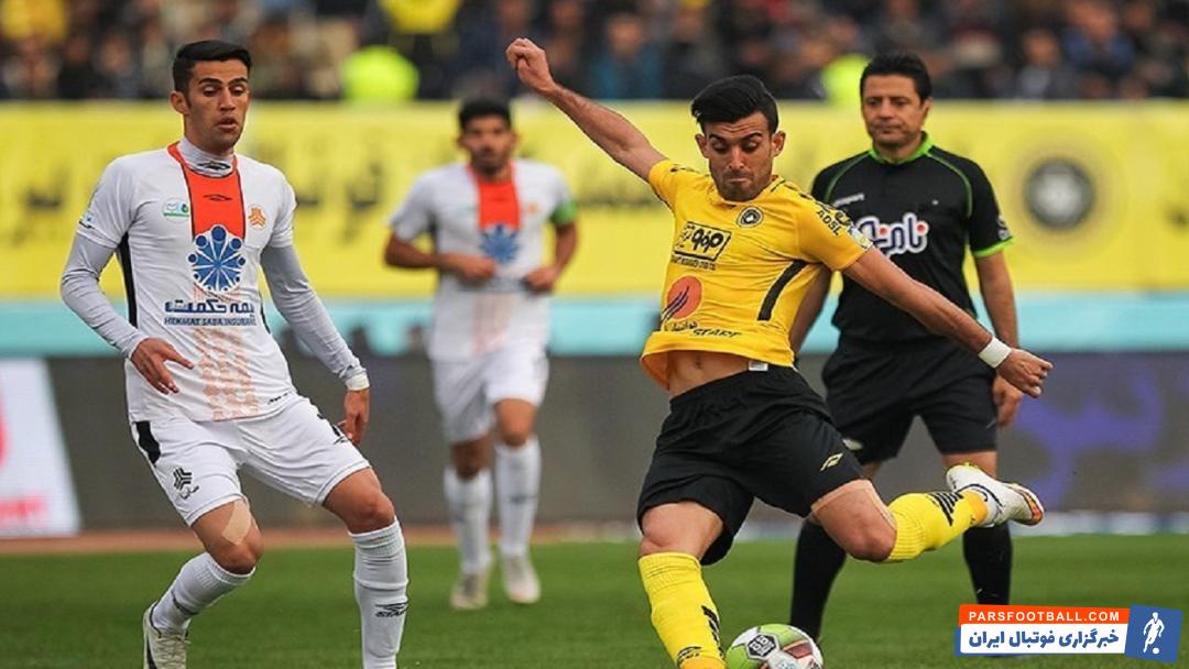 تصویری از تیپ و ظاهر بختیار رحمانی در یک روز پاییزی