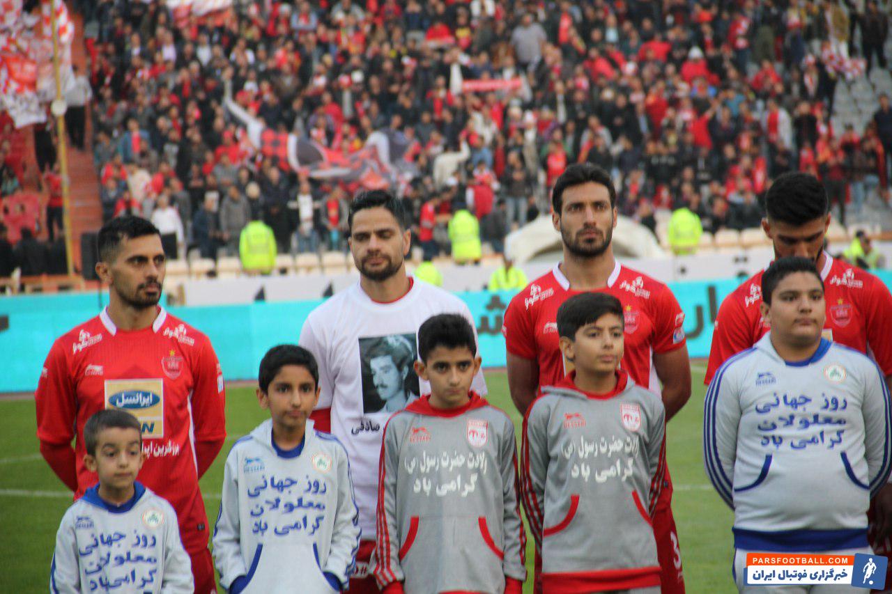 سید جلال حسینی و کمال کامیابی نیا با تی شرت منقش به نام شهدا